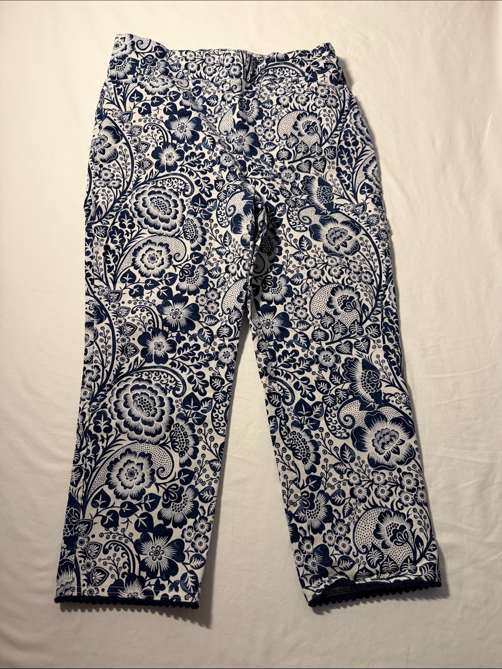 Chico's W10P Perfect Stretch Scalloped Finish Bottom Navy and White Floral Crops